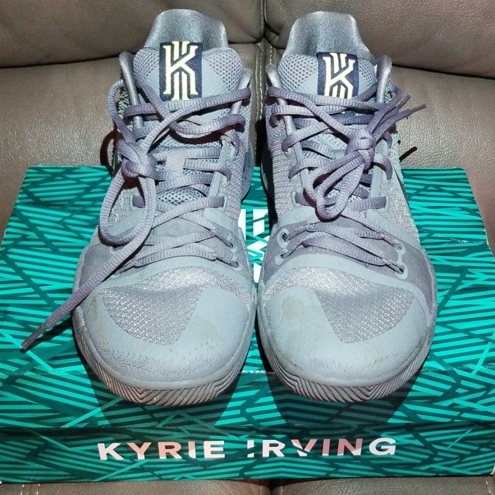 Basketball Shoes - Picture 3 of 5